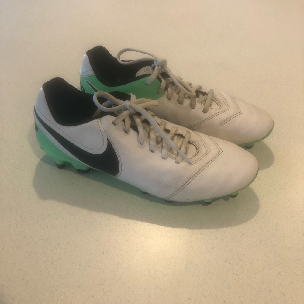 Nike Tempo soccer cleat size 6